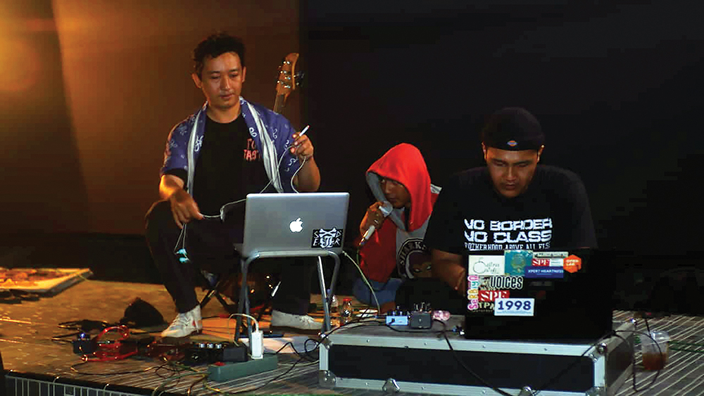 Pengiring wayang kulit masa kini menyiapkan lagu dan musik sebelum tampil.