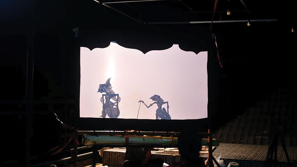 MODERN: Pertunjukan wayang kulit masa kini dibikin atraktif.