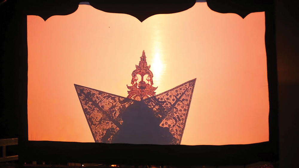 KREATIF: Pertunjukan wayang kulit yang diiringi musik instrumental masa kini untuk memikat generasi muda.