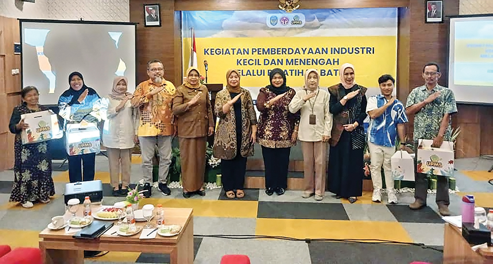 NAIK KELAS: Rektor UPMS Dr Vera Septi Andrini dan Kepala Disperindag Sri Handariningsih foto bersama peserta.