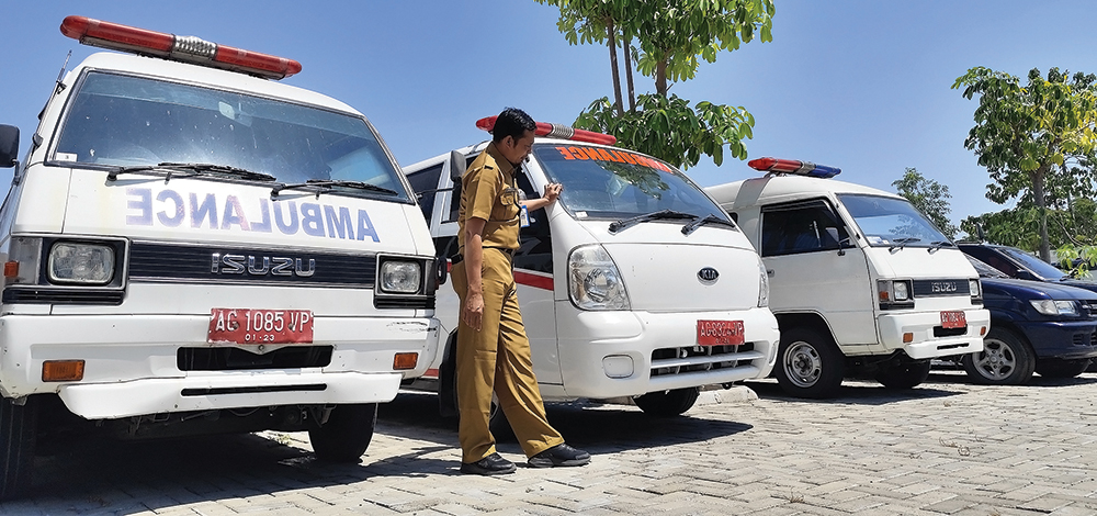 SEGERA DILELANG: Kabid Pengelolaan Barang Milik Daerah BPKAD Nganjuk Samsul Hadi menunjukkan ambulans yang akan dilelang bulan depan.