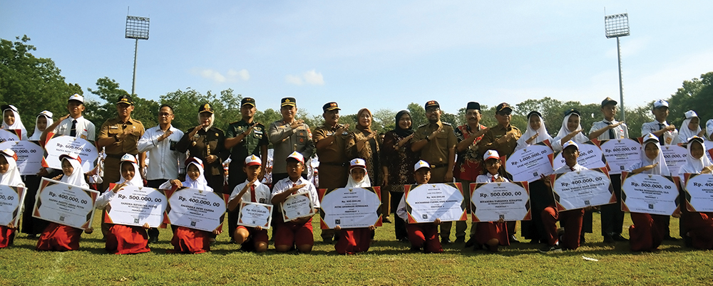 NGANJUK MELESAT: Pak Tatit foto bersama perwakilan penerima beasiswa KNC kemarin.