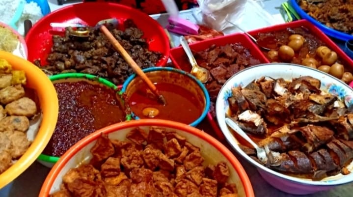 Nasi Inul Hj. Siti Rochmah penuh lauk melimpah khas rumahan yang bikin nagih.