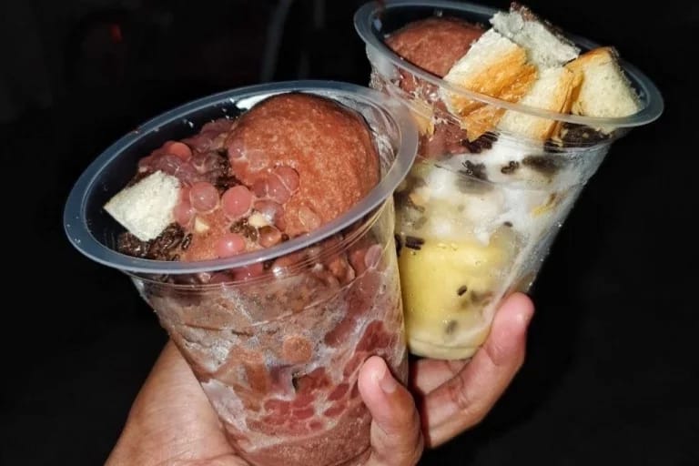 Es Puter Pak Min segar dengan aneka topping tradisional dalam kemasan sederhana nan legendaris.