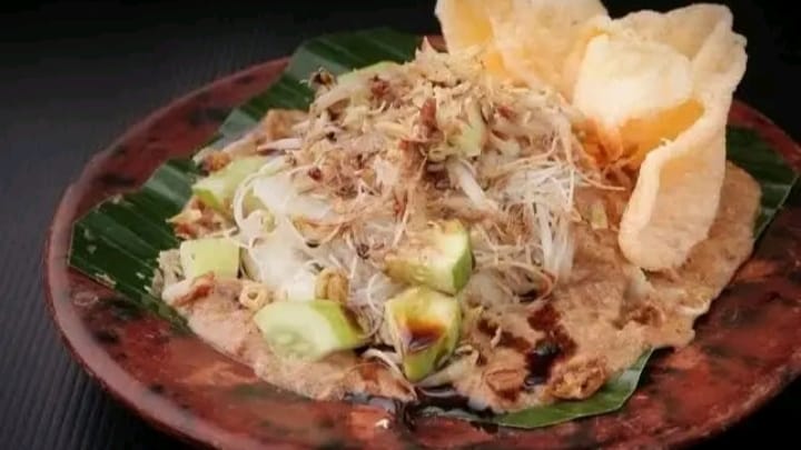 Ketoprak tersaji lengkap dengan ketupat, bihun, tahu, mentimun, dan siraman bumbu kacang gurih.
