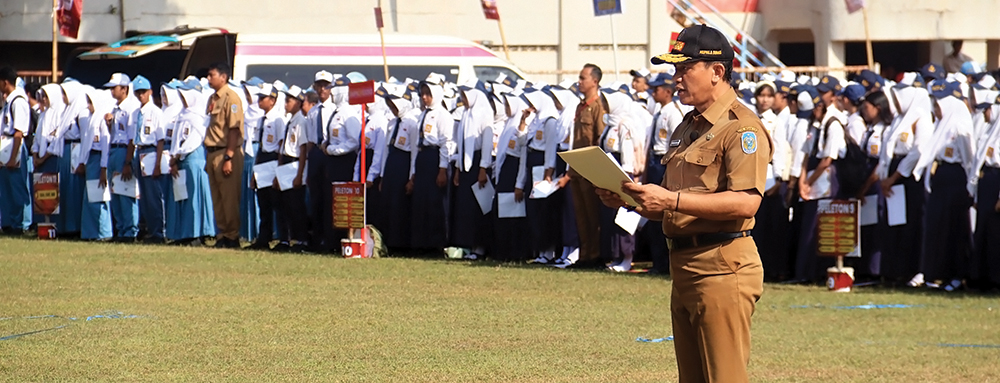 LAPORAN: Kepala Dinas Pendidikan Kabupaten Nganjuk Puguh Harnoto membacakan 10.258 siswa SD dan SMP yang menerima beasiswa KNC.