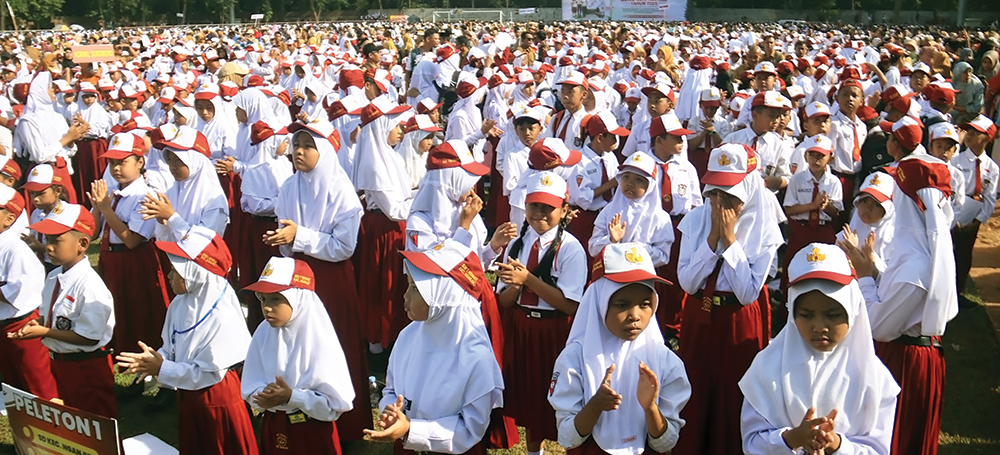 BANGGA: Ribuan siswa SD dan SMP di Kabupaten Nganjuk mendapat beasiswa KNC.