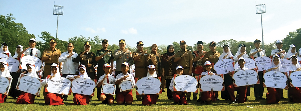 NGANJUK MELESAT: Bupati Marhaen Djumadi foto bersama siswa SD dan SMP berprestasi.