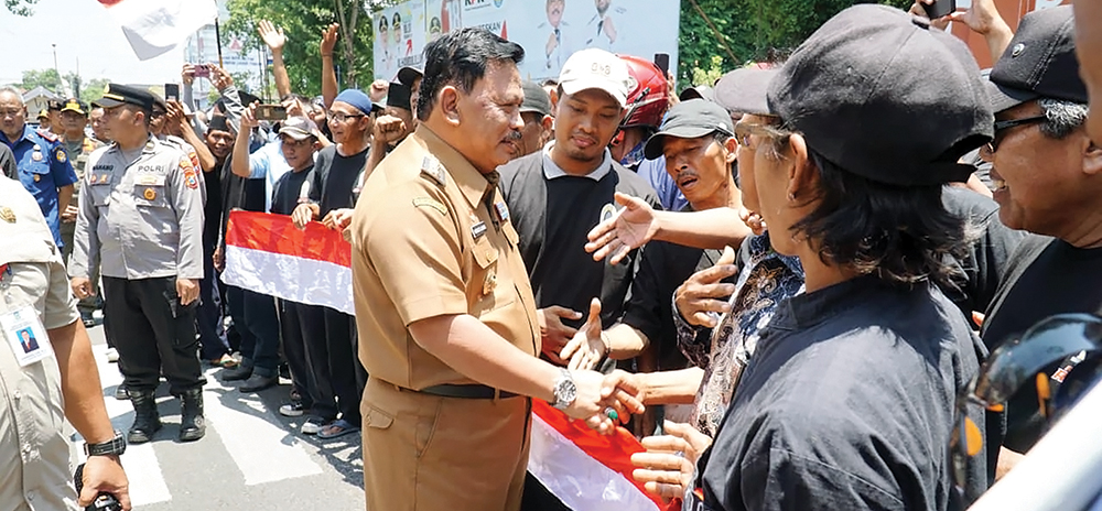 DEKAT DENGAN WARGA: Bupati Marhaen menyalami ketua RT dan RW.