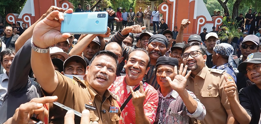 AKRAB: Kang Marhaen wefie bareng ketua RT dan RW di depan Pendapa KRT Sosrokoesoemo.