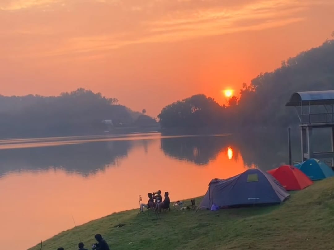 Keindahan sunset di Waduk Sermo, Kulon Progo. (Foto:TikTok.com/@camping.waduksermo)