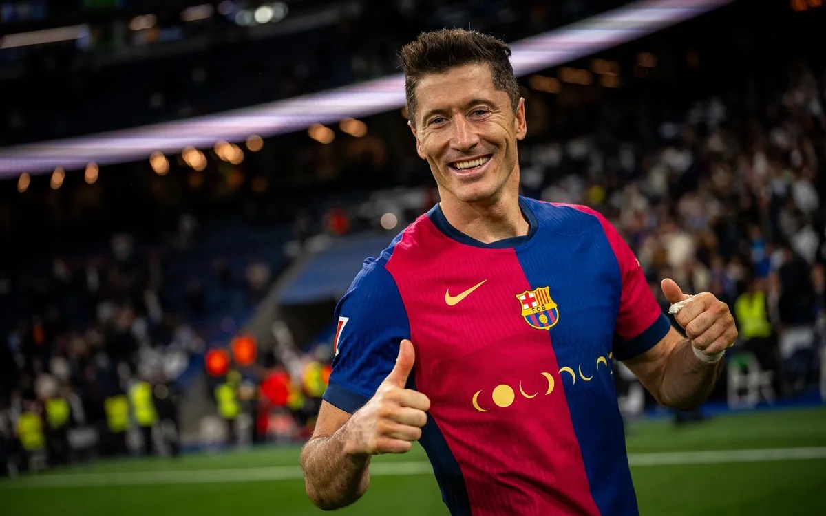AC Milan dekati agen Lewandowski di tengah masa depan tak pasti di Barcelona. Striker 37 tahun masih tajam, 4 gol dari 7 laga musim ini.