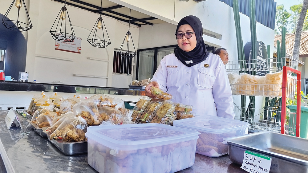 DEKAT DENGAN WARGA BINAAN: Agustina Heni Praptiwi di kantin Rutan Kelas IIB Nganjuk.