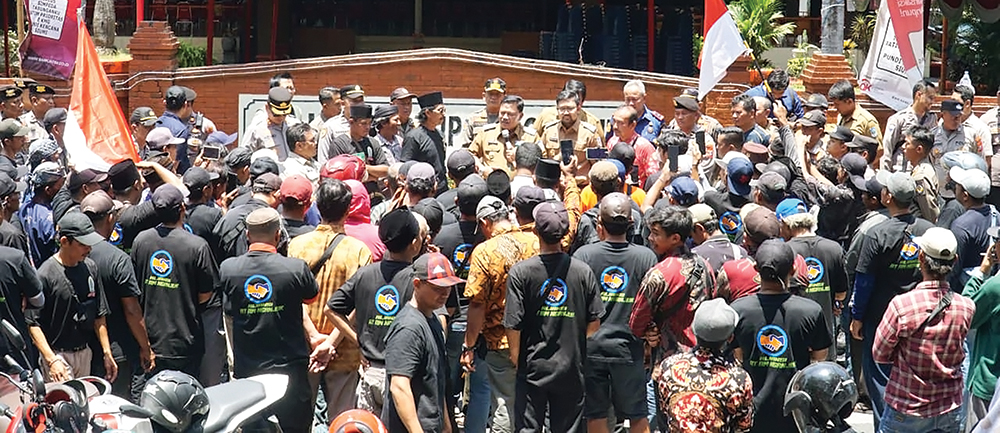TERIMA ASPIRASI: Bupati Marhaen Djumadi menemui ketua RT dan RW. Kang Marhaen tambah insentif untuk mereka.