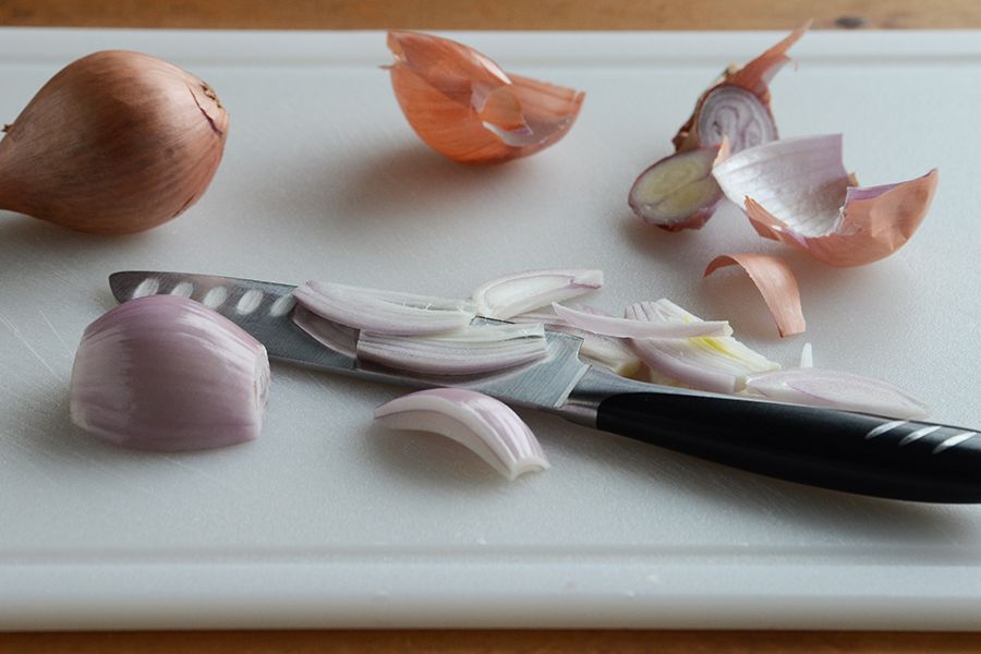 Cara Mengiris dan Mengupas Bawang agar Tidak Perih di Mata