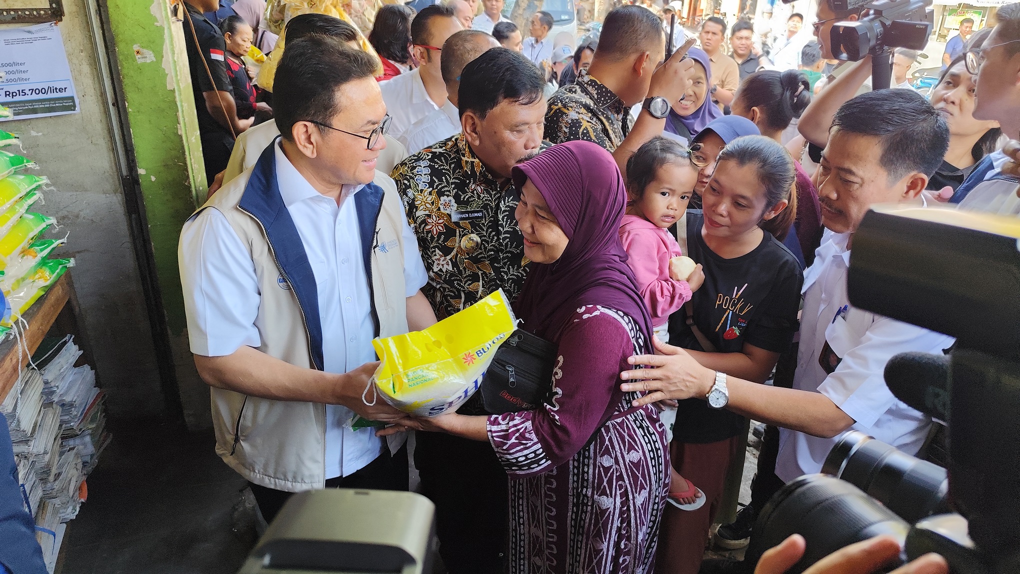 Menteri Perdagangan saat mengecek harga bahan pokok di Pasar Wage Nganjuk