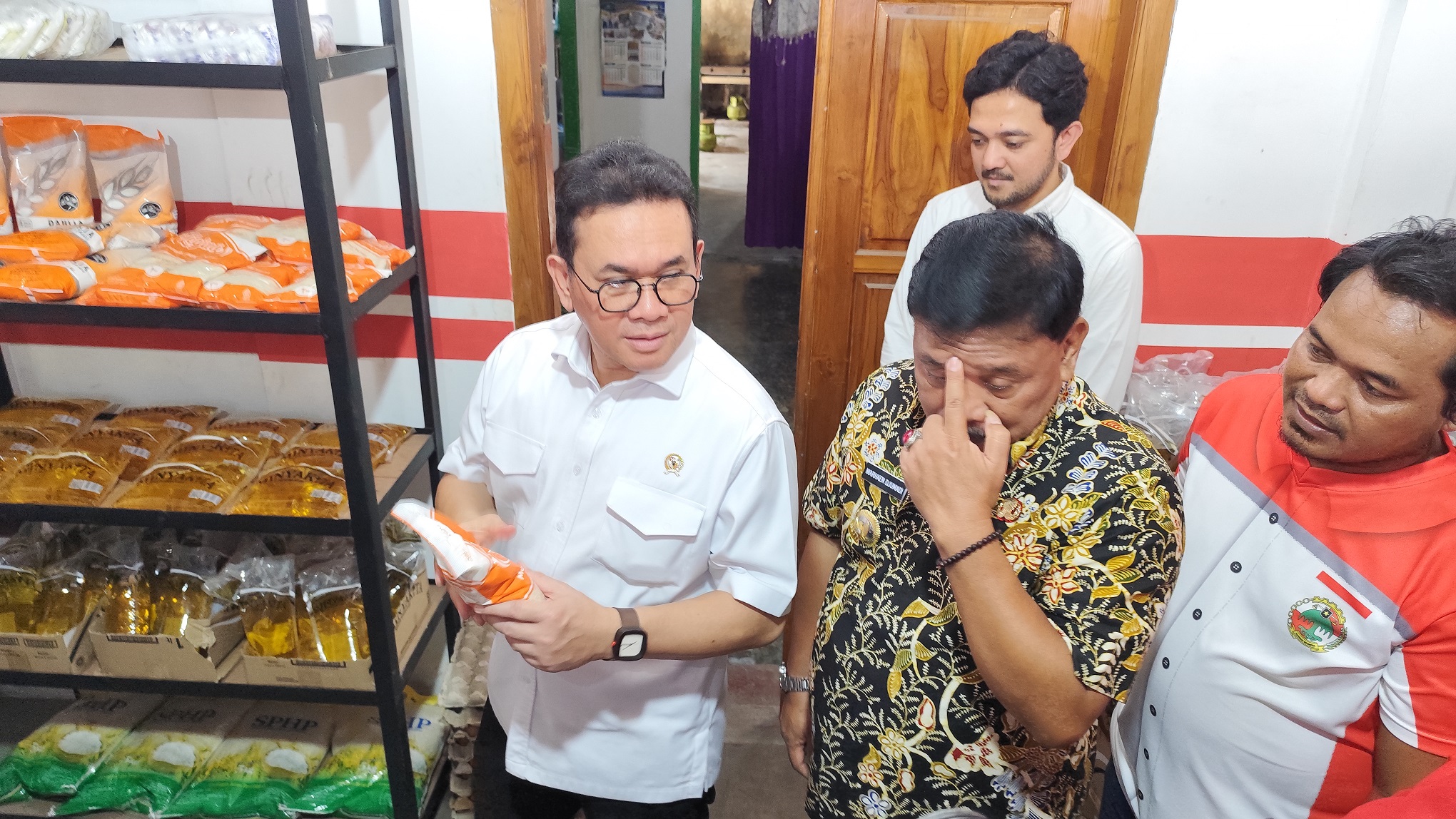 Menteri Perdagangan saat mengecek Koperasi Merah Putih yang ada di Kelurahan Sukomoro