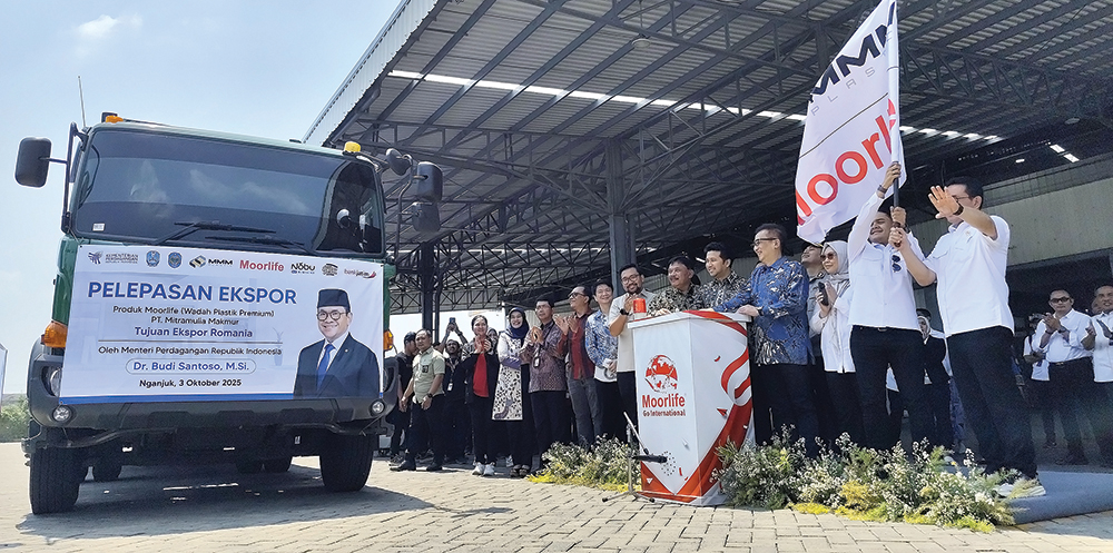 Bupati Marhaen Djumadi dan Wabup Trihandy mendampingi Mendag RI Budi Santoso saat melepas keberangkatan ekspor dari Kabupaten Nganjuk.
