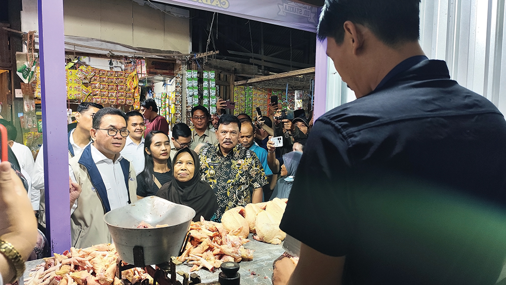 KUNJUNGAN KERJA: Bupati Marhaen Djumadi dan Wabup Trihandy mendampingi Mendag RI Budi Santoso saat cek harga, KMP, dan berangkatkan ekspor.