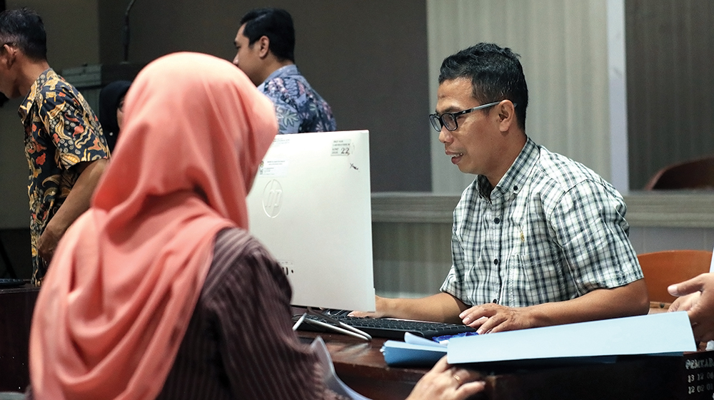 CEK BERKAS: Slip gaji honorer dilampirkan saat pendaftaran calon PPPK paruh waktu. Mereka ingin gaji UMK.