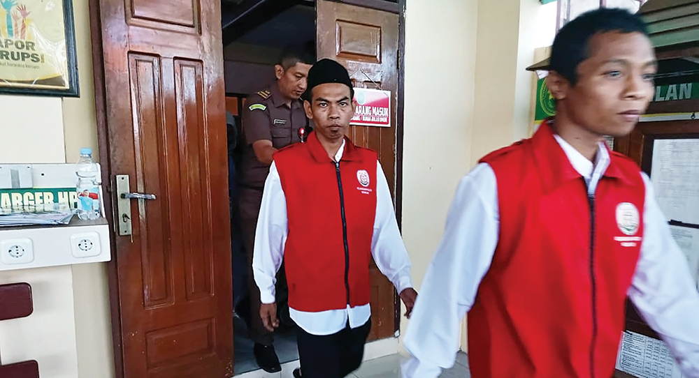 SIDANG LAKA MAUT: Terdakwa Dyan Sugiarto digelandang setelah sidang di Pengadilan Negeri Nganjuk kemarin.