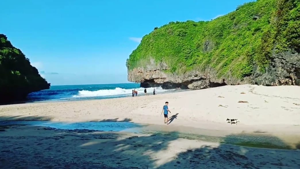 Keindahan panorama Pantai Greweng dengan tebing ysng menjorok. (Foto: Instagram.com/@pantaigreweng)