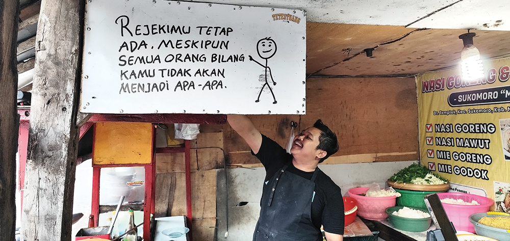 VIRAL: Warung nasi goreng milik Priyo Adi Santoso yang terkenal di Kelurahan/Kecamatan Sukomoro.