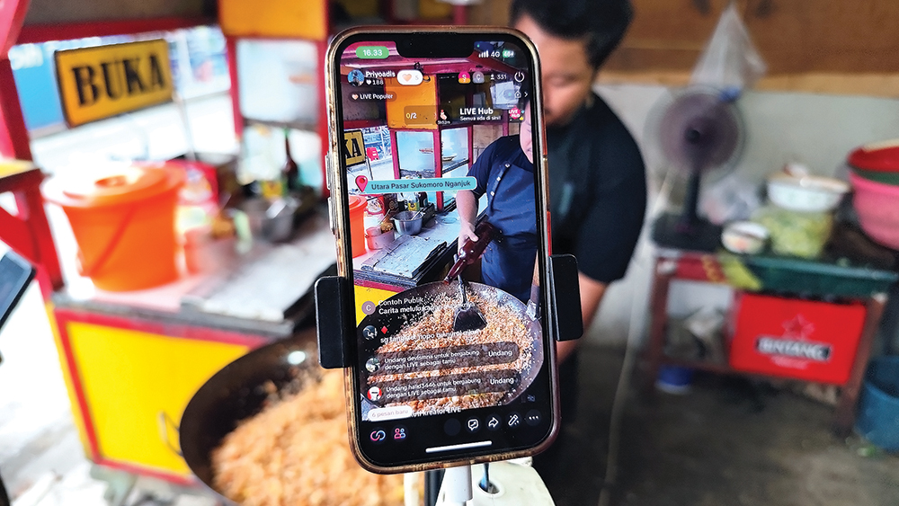 FYP: Priyo sedang live Tiktok. Penonton siarannya hingga ribuan orang.