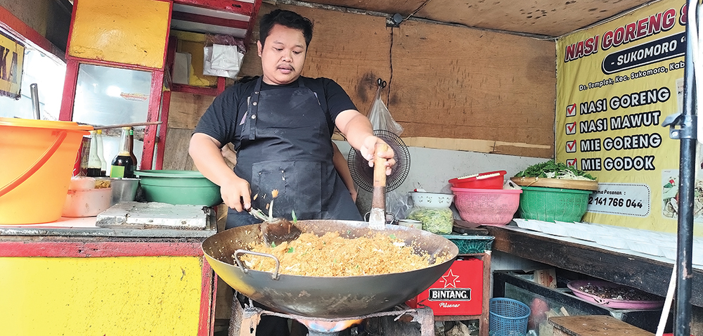 Selain enak, Priyo juga bisa memasak nasi dan mie goreng sebanyak 25 porsi sekaligus.