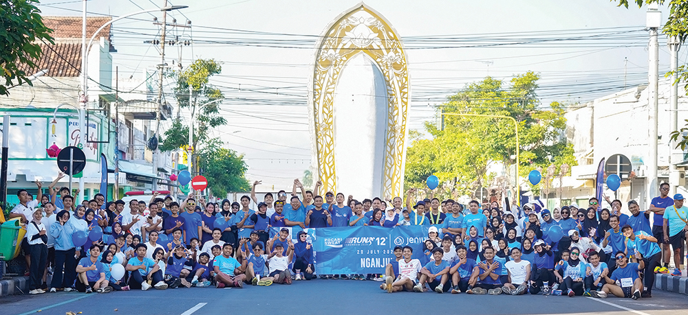 HOBI LARI: Komunitas Nganjuk Runners foto bersama di Tugu Jayastamba.