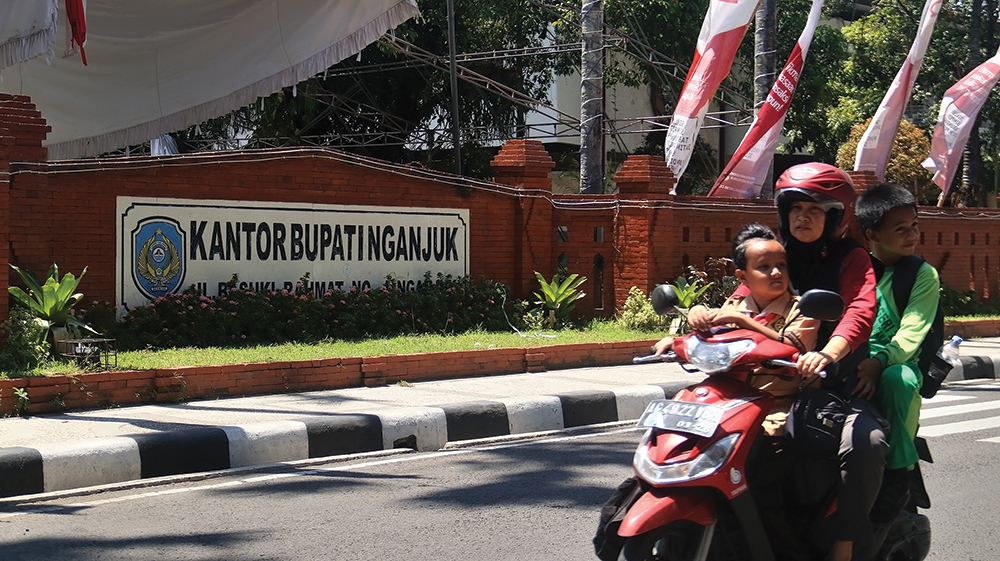 EFISIENSI LAGI: Pengendara sepeda motor melintas di depan Kantor Pemkab Nganjuk. Transfer pusat ke daerah turun Rp 275 miliar di tahun 2026.