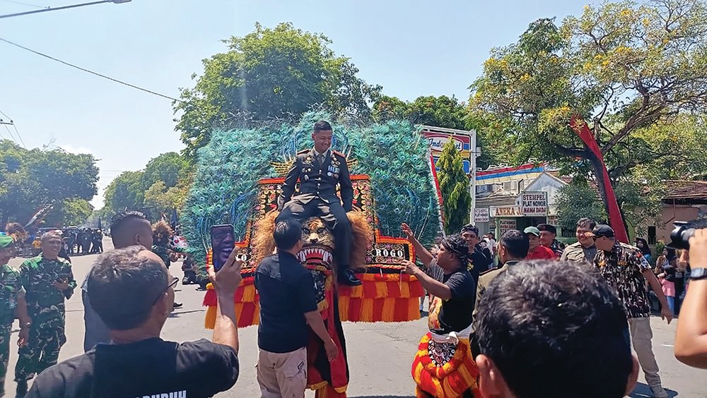 SEMARAK: Dandim 0810 Nganjuk Letkol Arh. M. Taufan Yudha Bhakti naik reog saat peringatan HUT ke-80 TNI kemarin.