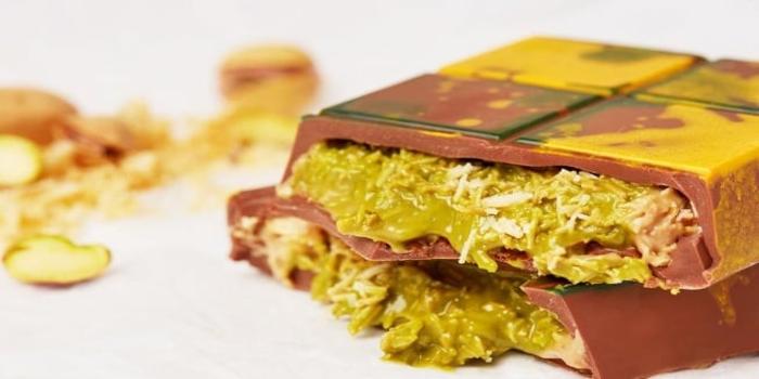 Cokelat pistachio, perpaduan cokelat creamy dengan isian kacang pistachio yang gurih&nbsp;dan&nbsp;mewah.