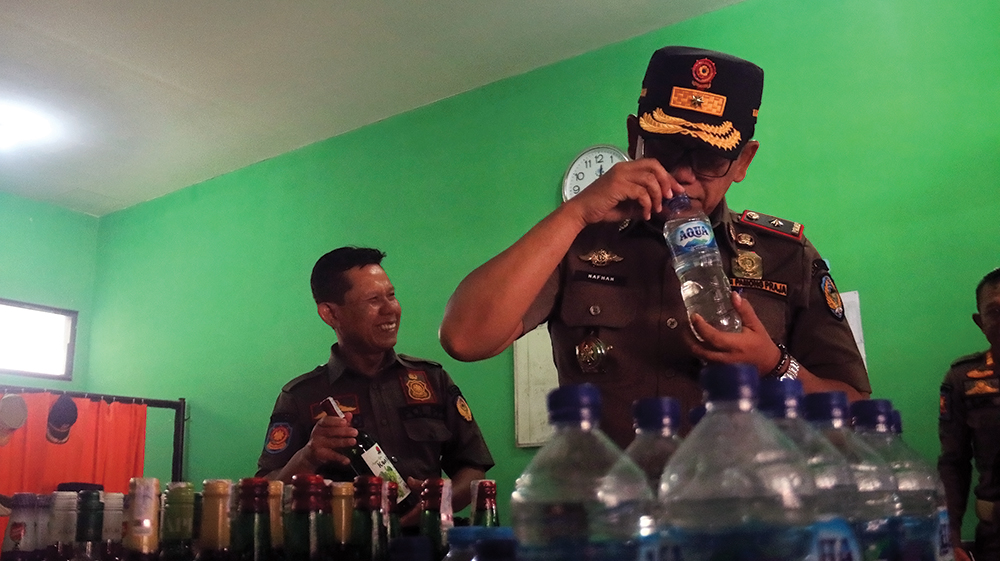 TAK BERIZIN: Kasatpol Nafhan Tohawi mencium arjo yang disita.