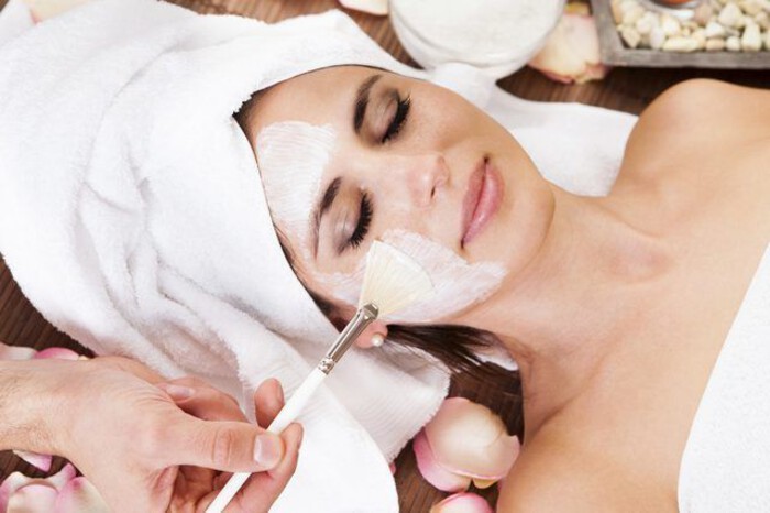 Seorang wanita menggunakan masker