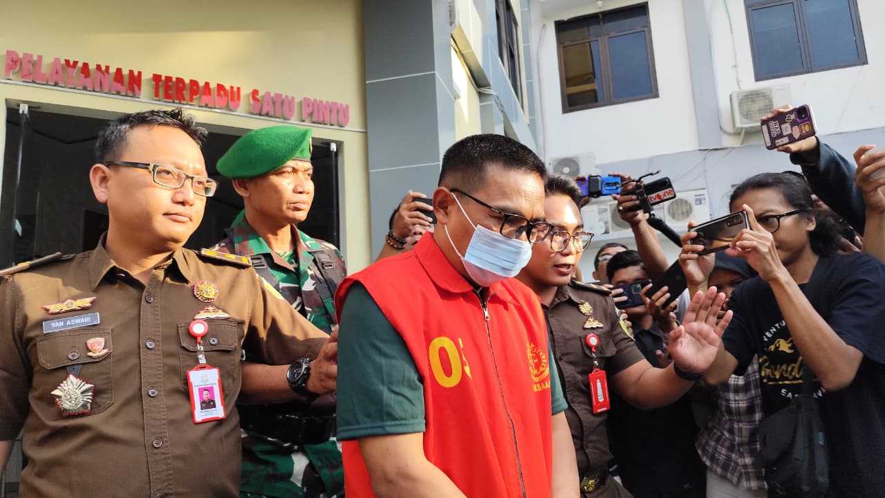Sekretaris Kominfo Nganjuk sesaat setelah ditangkap oleh Kejaksaan Negeri Nganjuk