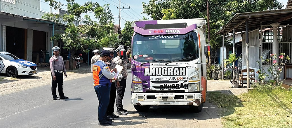 BANDEL: Tim gabungan Dishub dan Satlantas Poles Nganjuk menggelar razia kendaraan ODOL di Kelurahan Warujayeng, Tanjunganom kemarin.