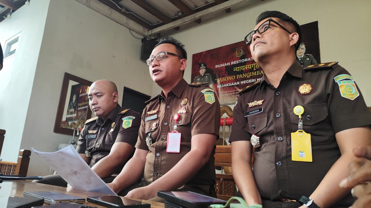 Kejaksaan Negeri Nganjuk saat melakukan press release penetapan Sekretaris Kominfo sebagai tersangka