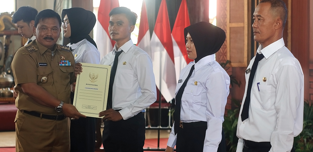 HARUS EFISIENSI: Bupati Marhaen saat serahkan SK PPPK. Gaji PPPK paruh waktu tidak boleh terpengaruh pengurangan transfer ke daerah.