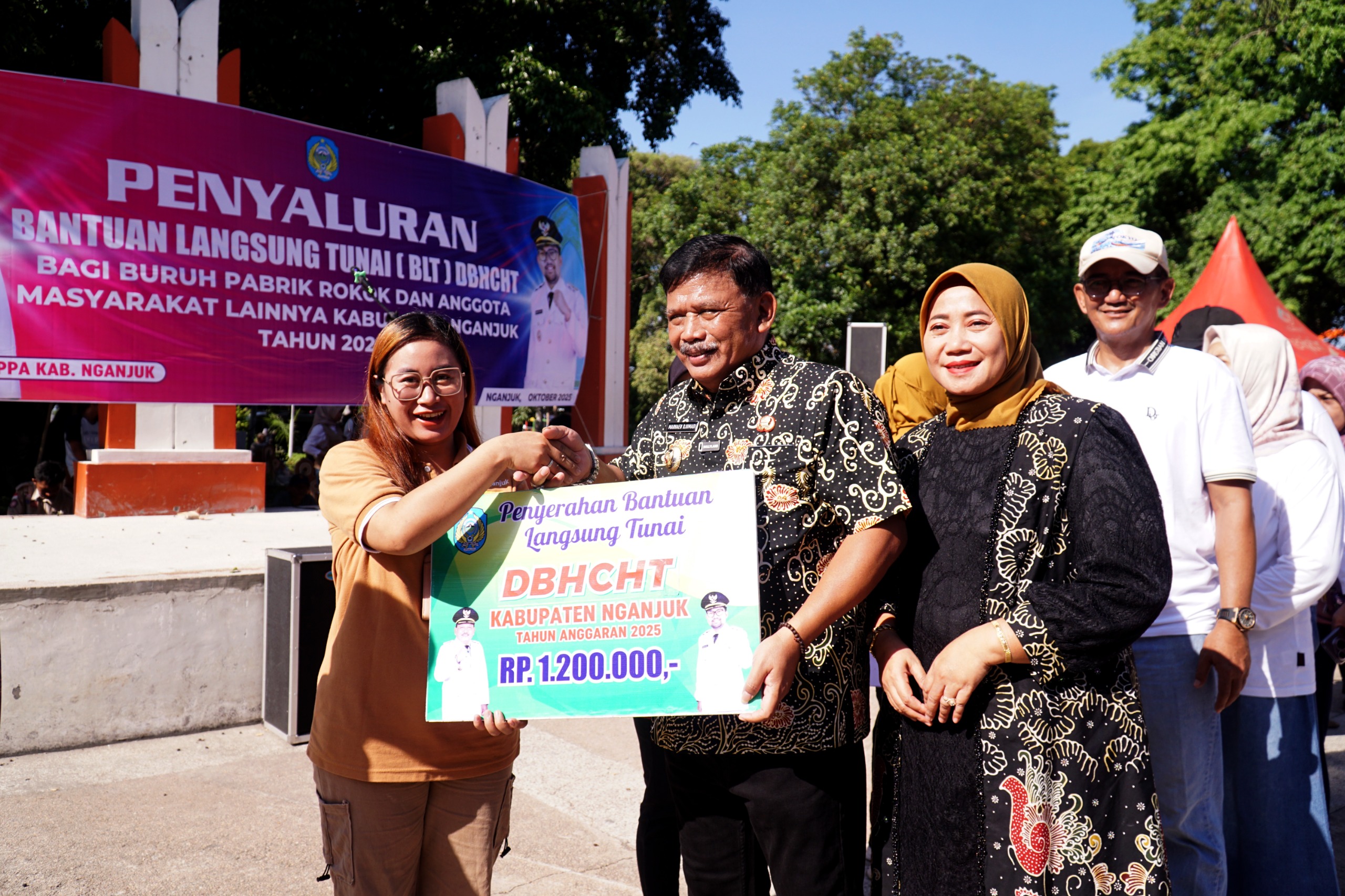 Bupati Marhaen Beri BLT DBHCHT Rp 5,5 Miliar untuk 4.595 Orang