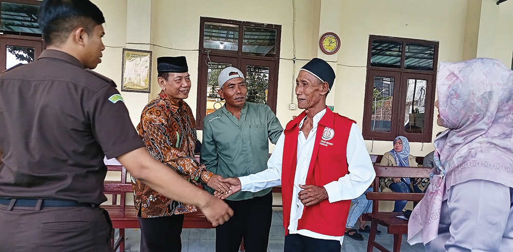 GANGGUAN JIWA?: Badri saat dijenguk sebelum sidang. Dia dianggap ODGJ oleh pengacaranya sehingga minta dibebaskan.