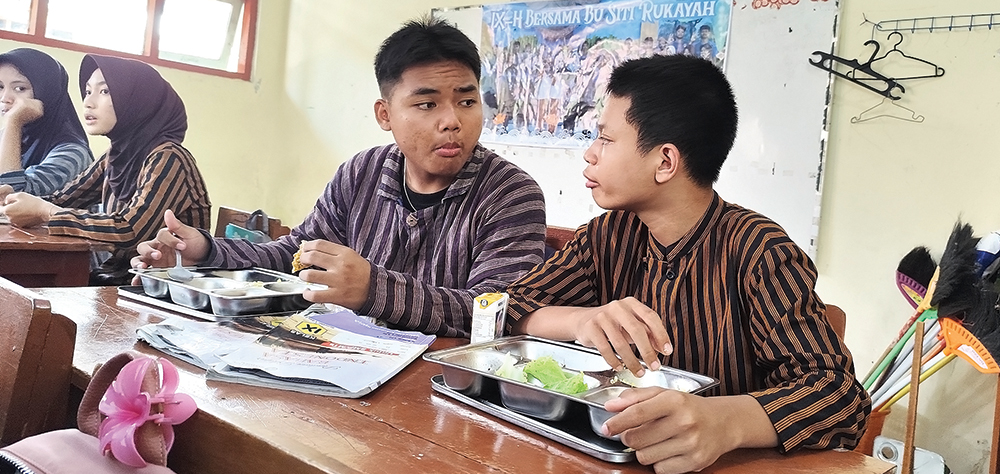 LAHAP: Siswa SMPN 3 Nganjuk menikmati menu makan bergizi gratis (MBG) di sekolah. Siswa bisa request menu lewat surat yang dikirim di kotak makanan
