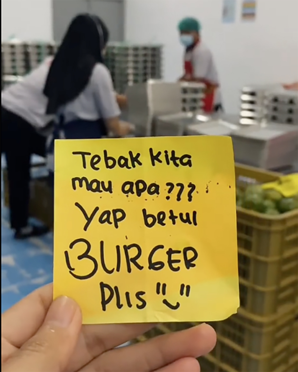 REQUEST BURGER: Siswa menulis menu yang diinginkan lewat kertas yang dikirim bersama kotak makan.