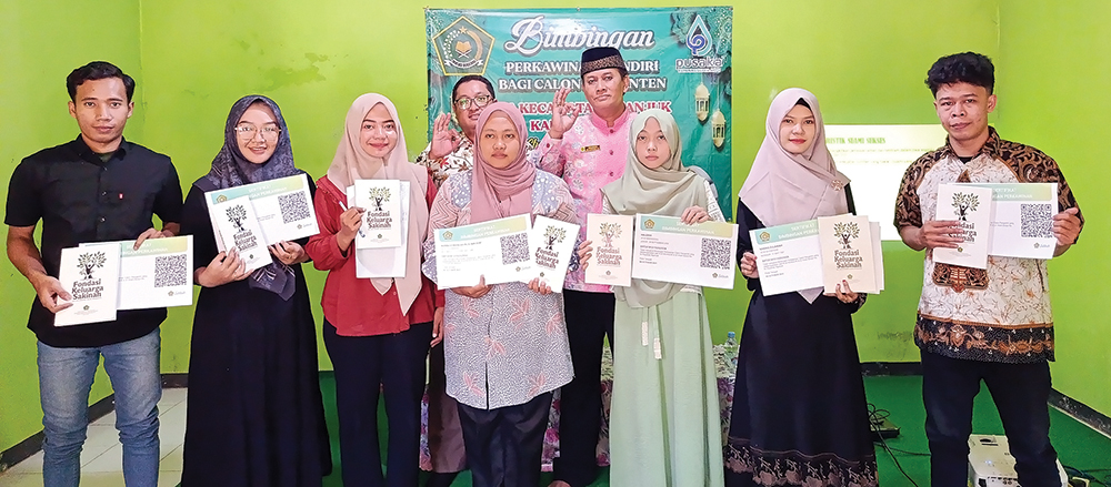 Calon pengantin mendapat sertifikat usai pembekalan pra nikah.