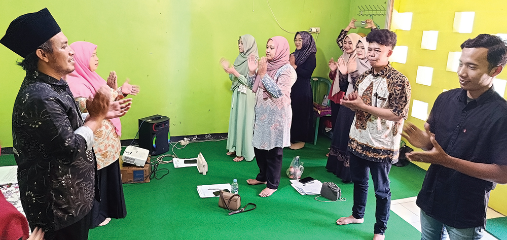 WUJUDKAN KELUARGA BERENCANA: Calon pengantin melakukan tepuk sakinah saat pembekalan di KUA Kecamatan Nganjuk.