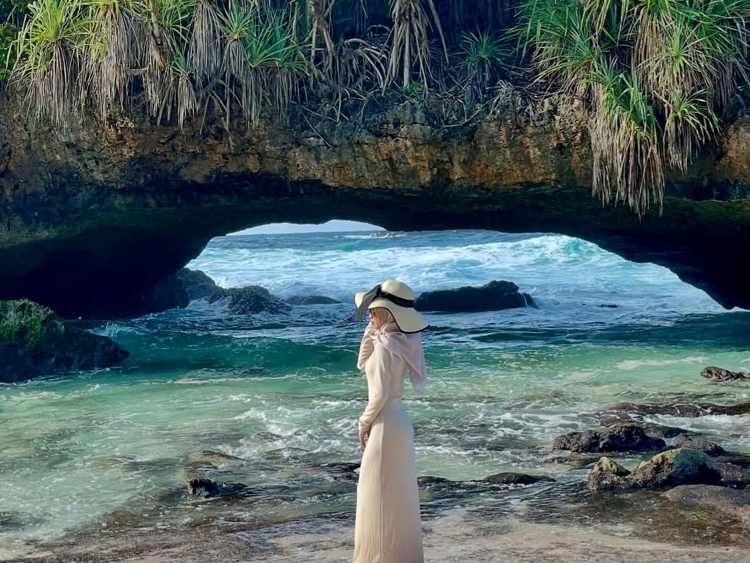 Panorama Batu Karang di Pantai Srau, Pacitan. (Foto: Instagram.com/@elsftrftr)