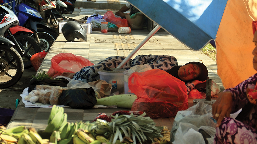 TIDUR DI TROTOAR: Pedagang Pasar Baru Kertosono nekat kembali berjualan di tepi jalan sejak kemarin. Mereka ogah berjualan di dalam Pasar Baru Kertosono karena pembeli enggan masuk ke dalam pasar.