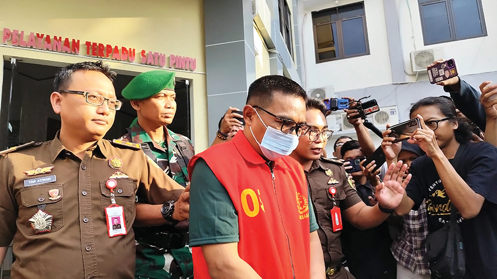 SENDIRIAN: Sekretaris Dinas Kominfo Sujono saat dibawa ke Rutan Nganjuk. Dia harus berada di Ruang Mapenaling Rutan Kelas IIB Nganjuk.