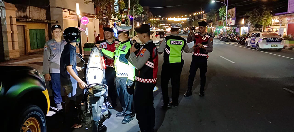 GELEDAH: Petugas melakukan patroli malam hari di 20 kecamatan untuk menekan potensi tawuran dan tindak kejahatan malam hari.