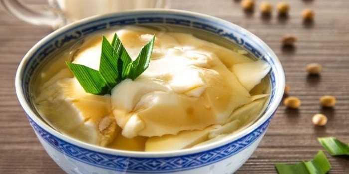 Wedang tahu hangat dengan kuah jahe manis dan lembutnya kembang tahu
